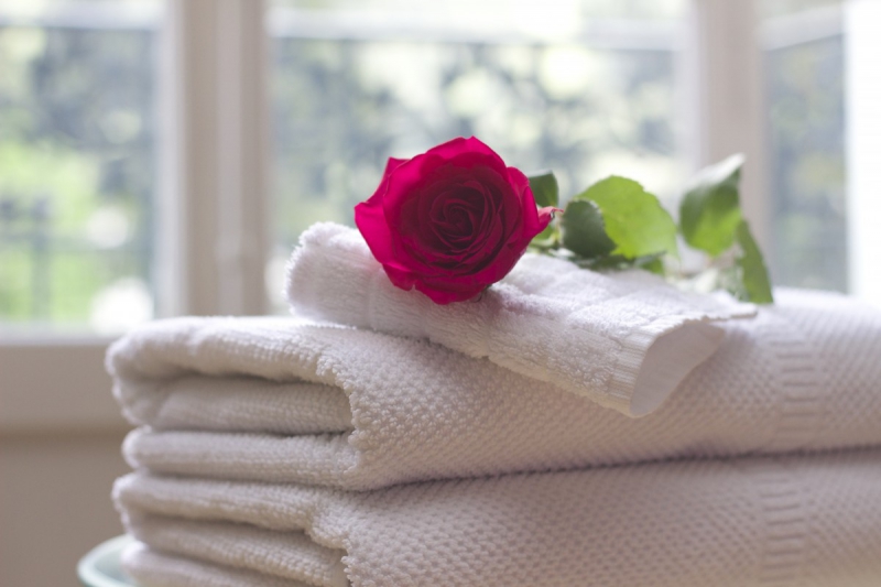 chambre-hote-CHATEAUNEUF GRASSE-min_towel_rose_clean_care_salon_spa_white_bath-731641